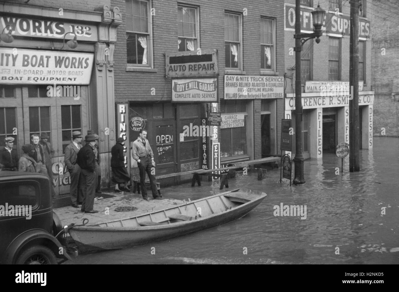 Street Scene, Flooding from Ohio River, Louisville, Kentucky, USA, Carl Mydans for U.S. Resettlement Administration, March 1936 Stock Photo