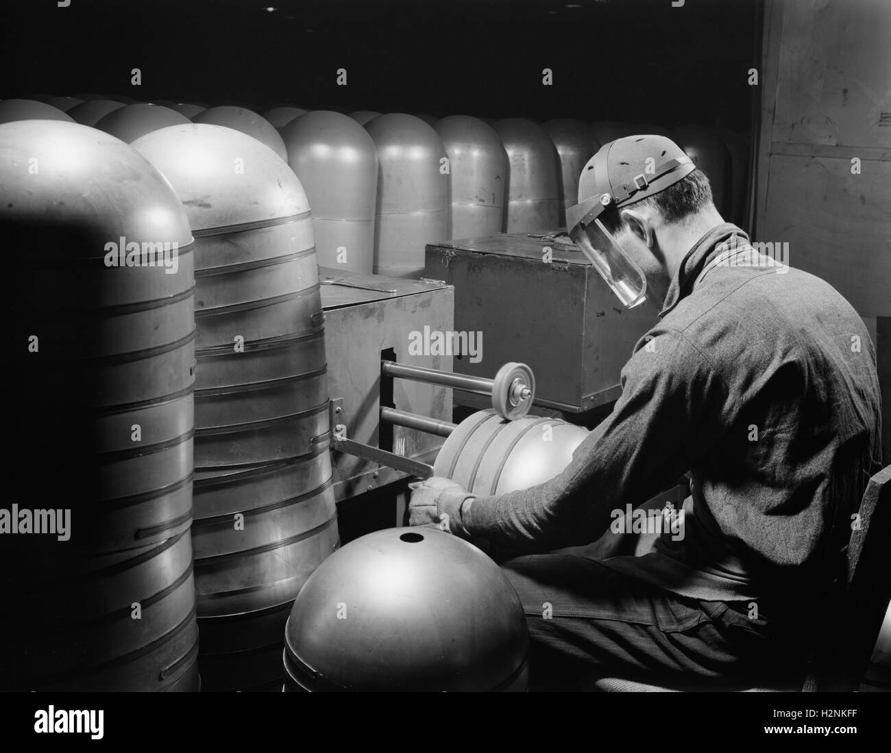 Worker Converting Beverage Containers to Aviation Oxygen Cylinders for High Altitude Flying, Firestone, Akron, Ohio, USA, Alfred T. Palmer for Office of War Information, February 1942 Stock Photo