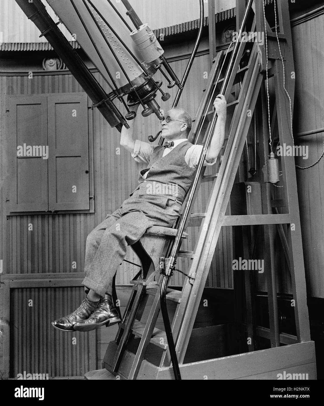Dr. David Todd Looking Through Telescope, Georgetown Observatory, Washington DC, USA, National Photo Company, August 1924 Stock Photo