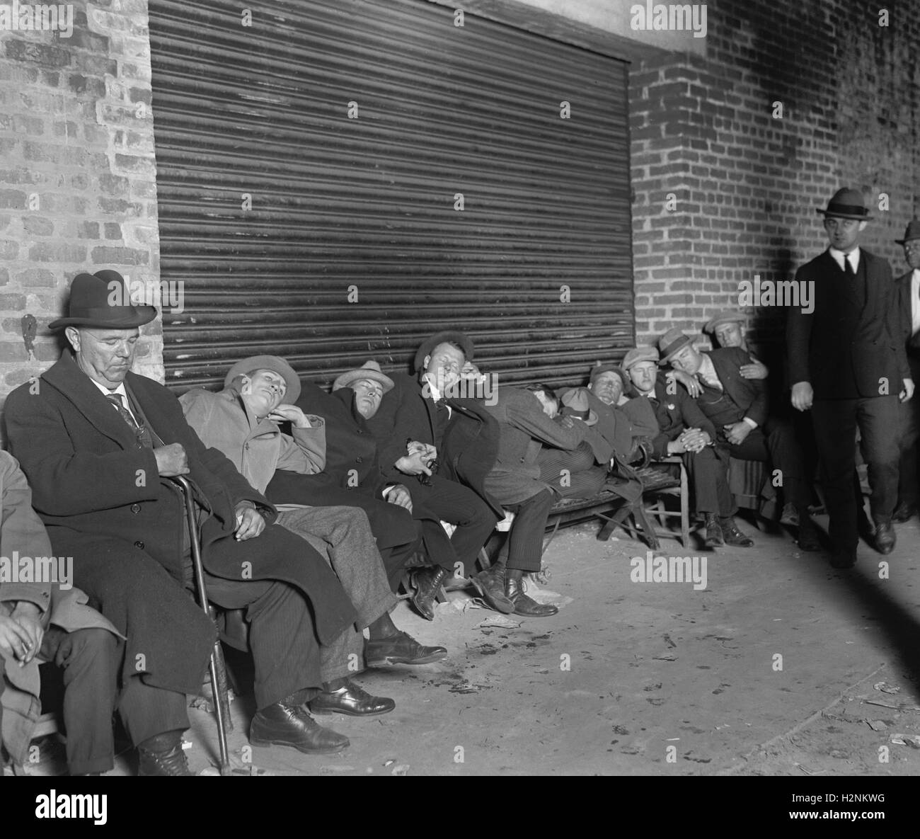 Line of Sleeping Men Waiting for the Sale of World Series Tickets, Griffith Stadium, Washington DC, USA, National Photo Company, October 3, 1924 Stock Photo