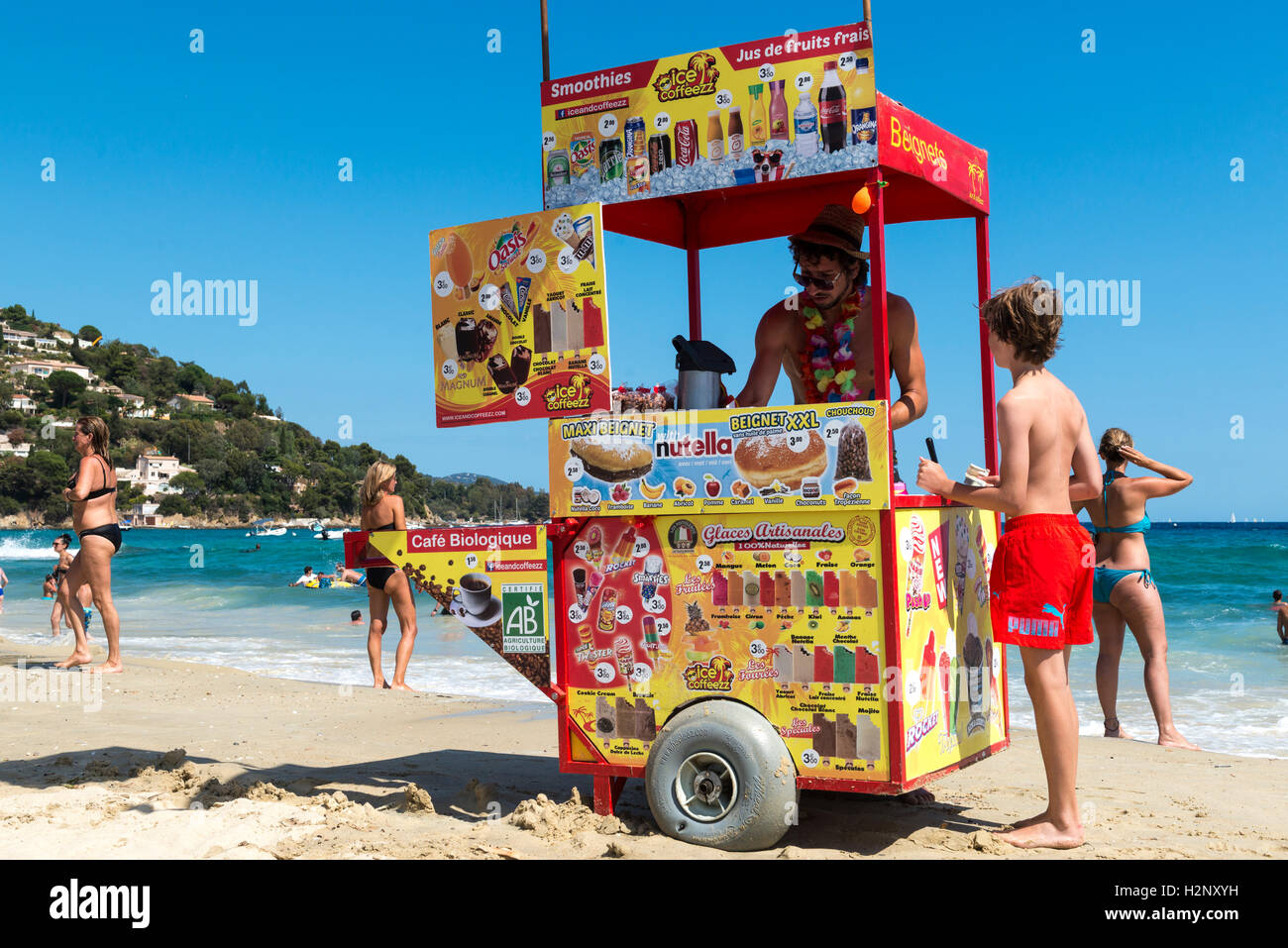 Iceman selling refreshments on the beach, Le Lavandou area, Provence-Alpes-Côte d'Azur region, France Stock Photo