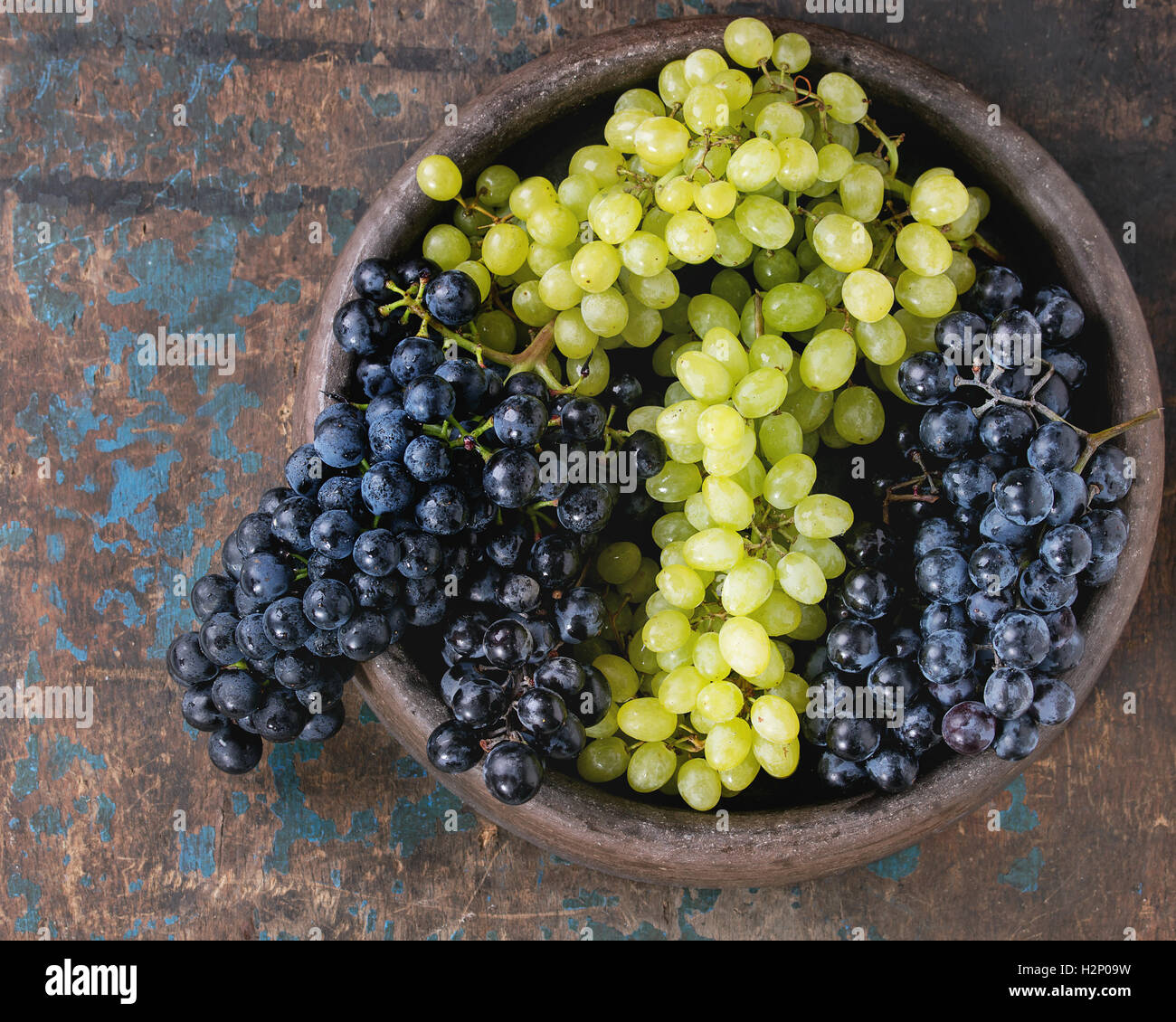 Bunches of red and white grapes Stock Photo Alamy
