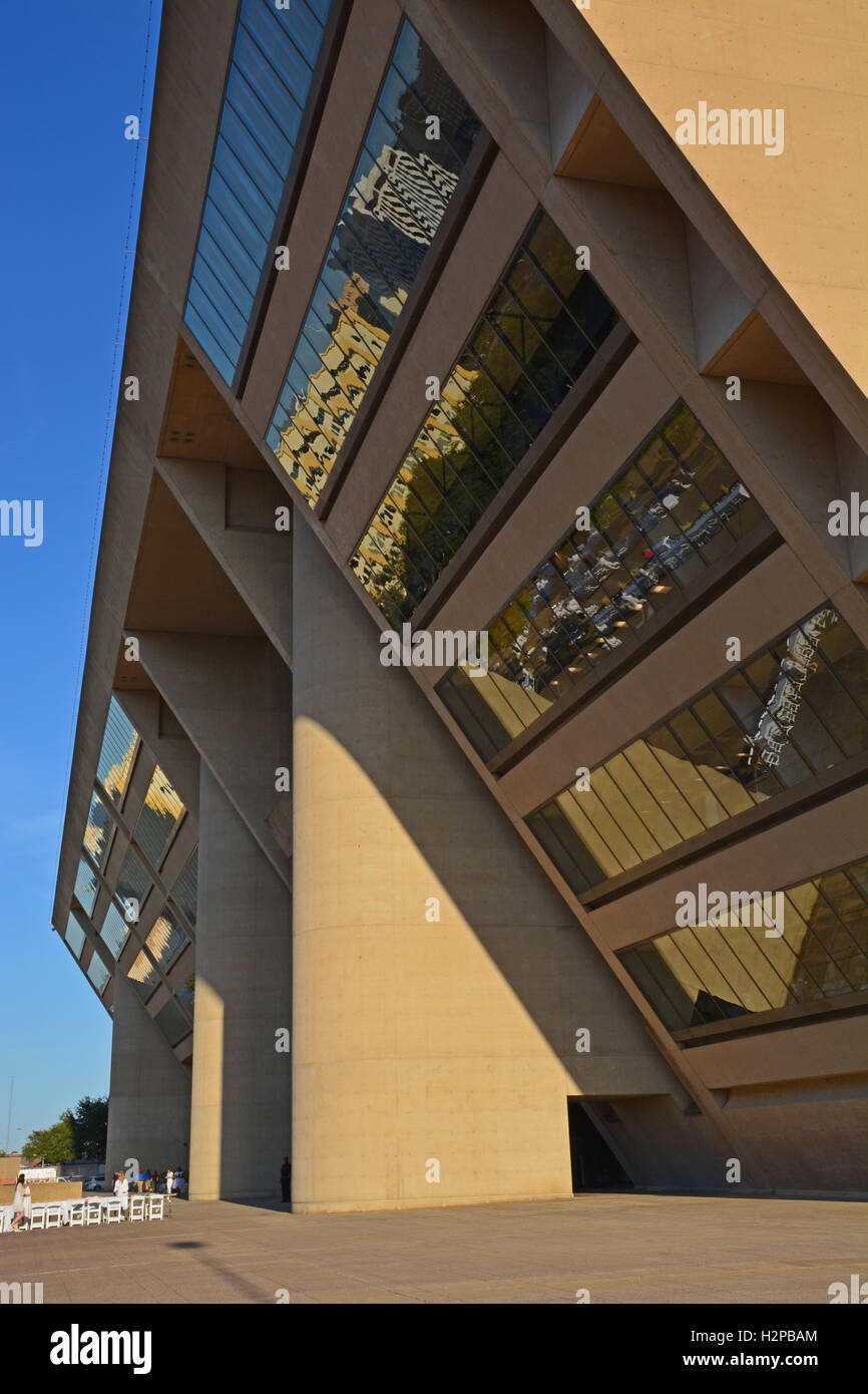 Cantilever Building High Resolution Stock Photography and Images Alamy