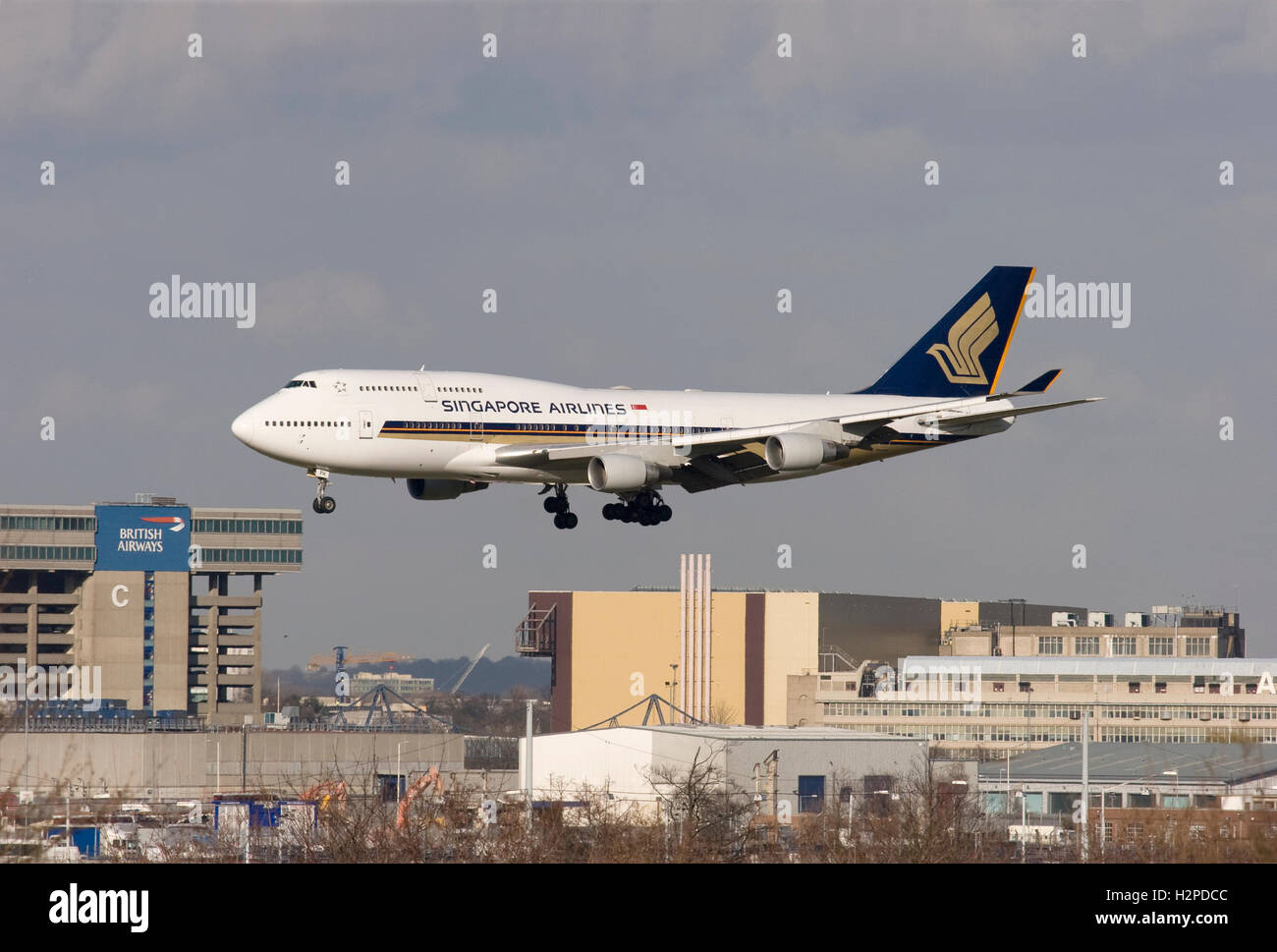 Singapore Airlines Boeing 747-412 landing at London Heathrow