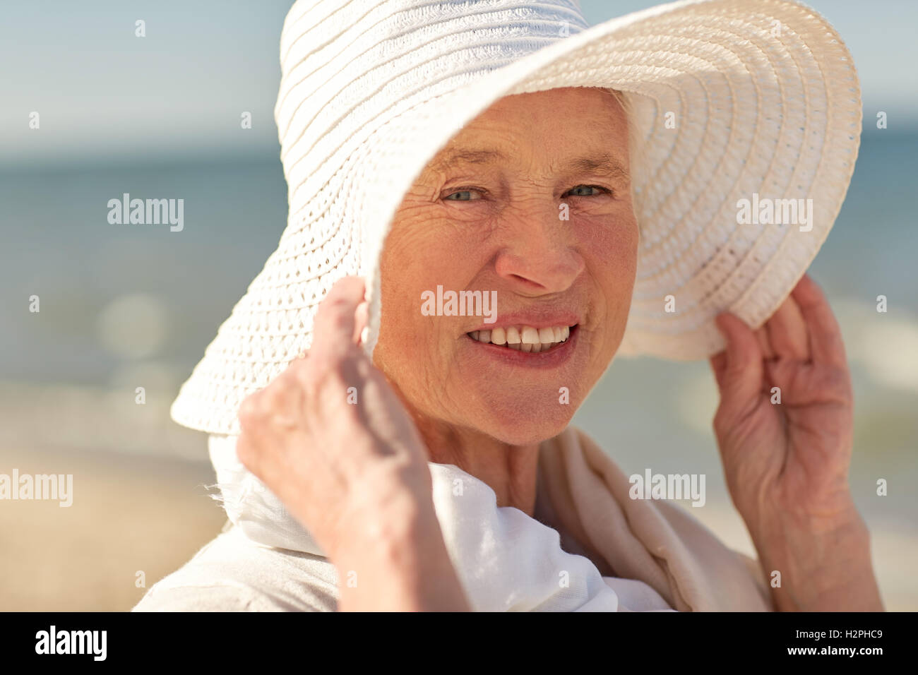Woman mature hat sun face hi-res stock photography and images - Alamy