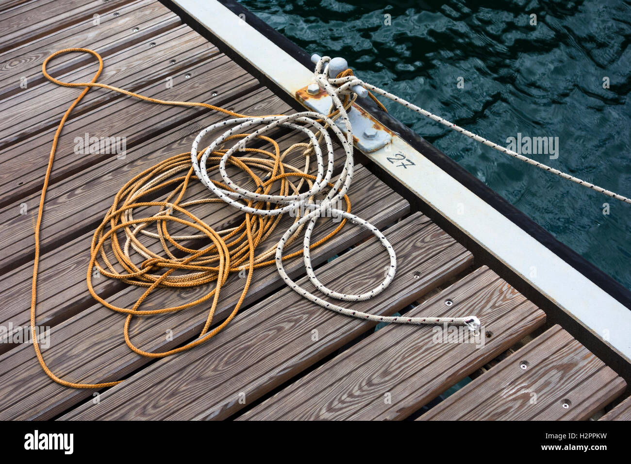 Quair Ropes Ropes on a quay Stock Photo - Alamy