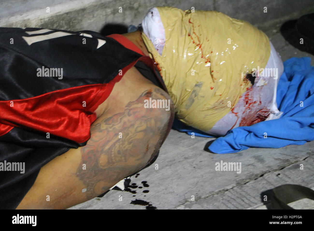Manila, Philippines. 01st Oct, 2016. (EDITOR'S NOTE: Image depicts death) Un-identified allegedly drug dealers are the victims of summary executions at Plorentino St. corner Lacson Lacson St. in Brgy. 479, Sampaloc. Credit:  Gregorio B. Dantes Jr./Pacific Press/Alamy Live News Stock Photo