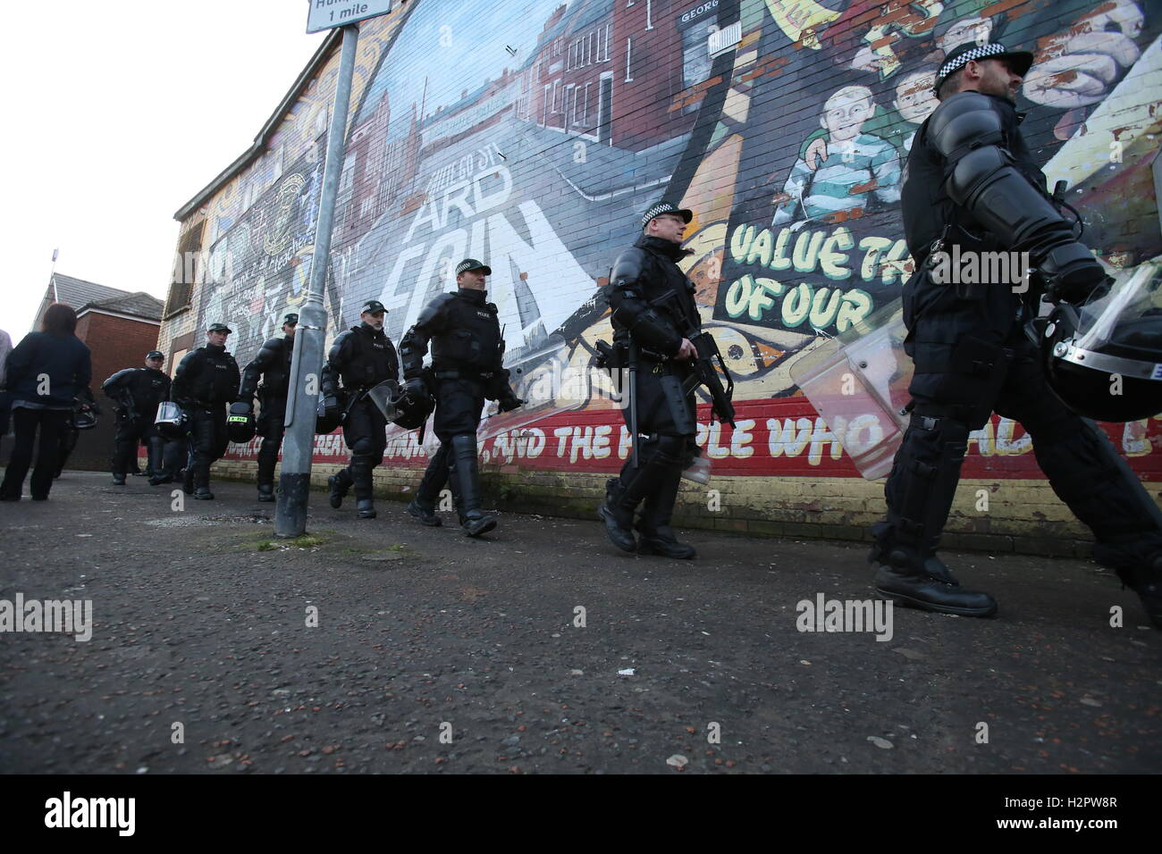 Police Service Of Northern Ireland PSNI Officers Pull Out Of The Area   Police Service Of Northern Ireland Psni Officers Pull Out Of The Area H2PW8R 