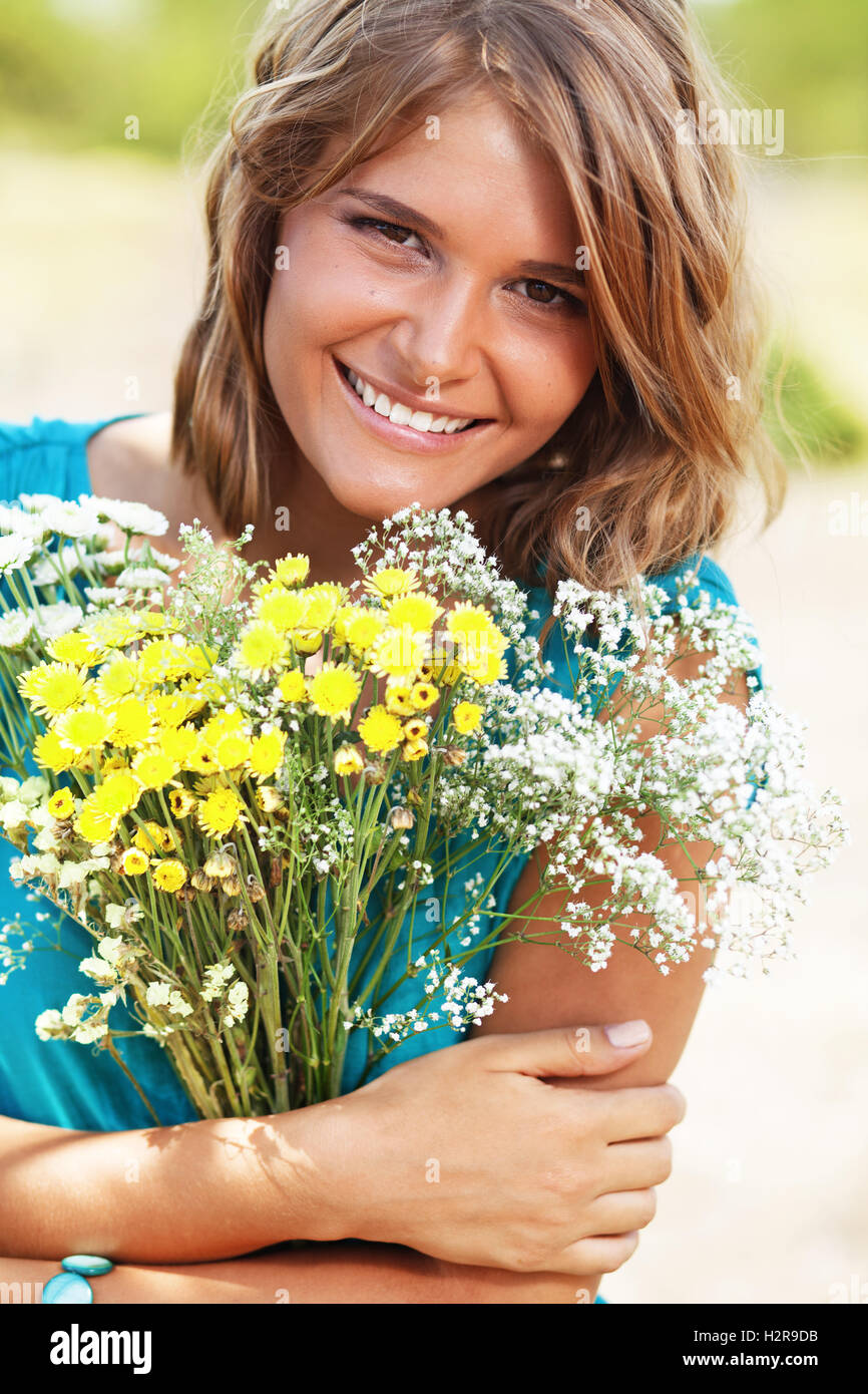Girl holding bouquet of flowers Stock Photo - Alamy