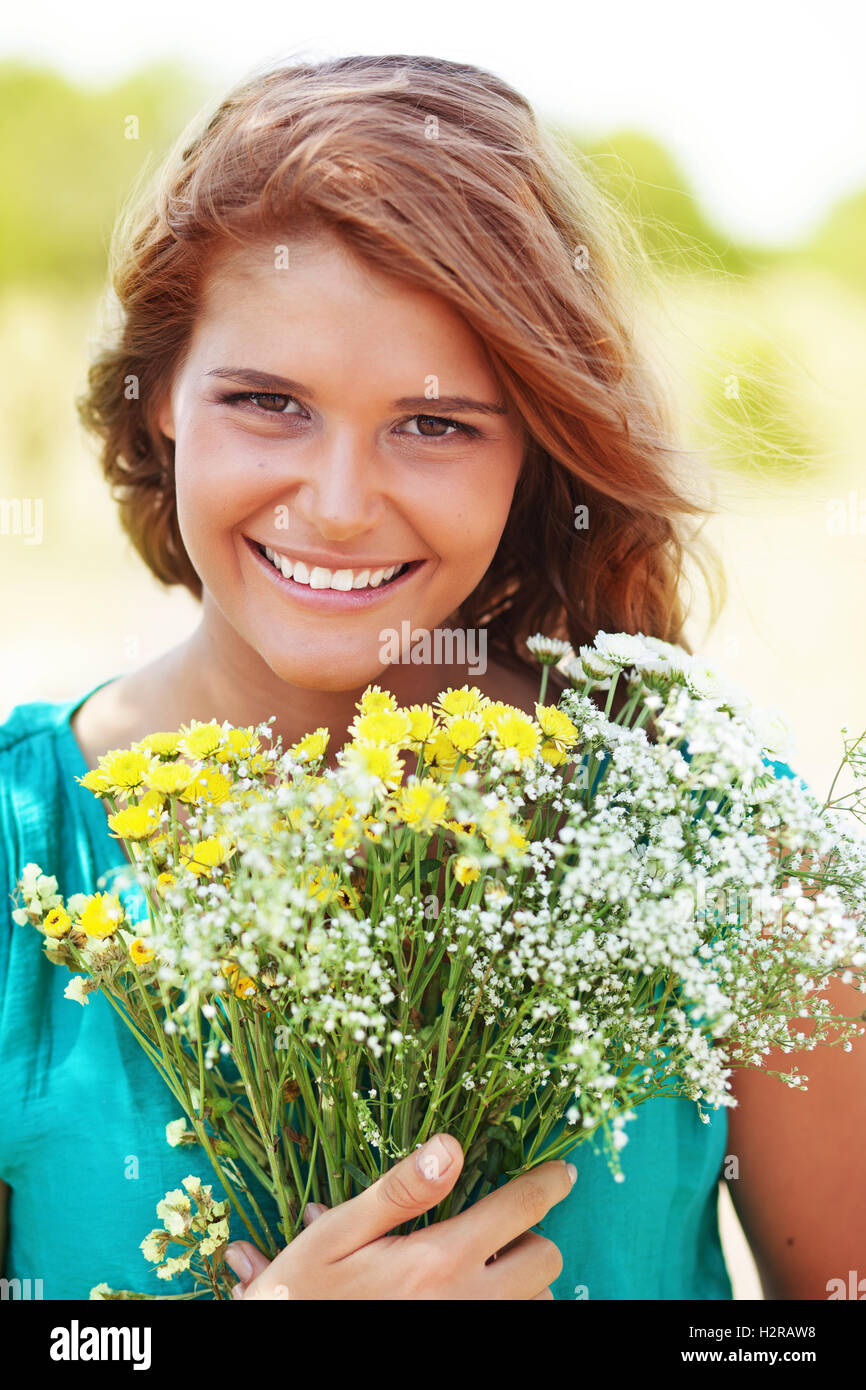 Girl holding bouquet of flowers Stock Photo - Alamy