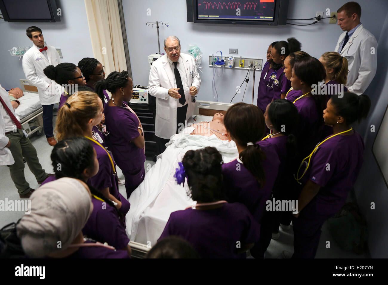 Perform cpr hires stock photography and images Alamy