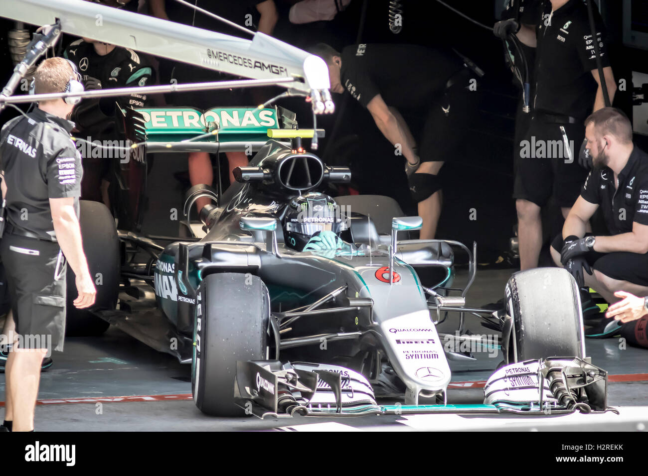 Kuala Lumpur, Malaysia. 30th Sept, 2016. Nico Rosberg gets the green light to start his run in the Malaysia F1 GP. Credit:  Danny Chan/Alamy Live News. Stock Photo