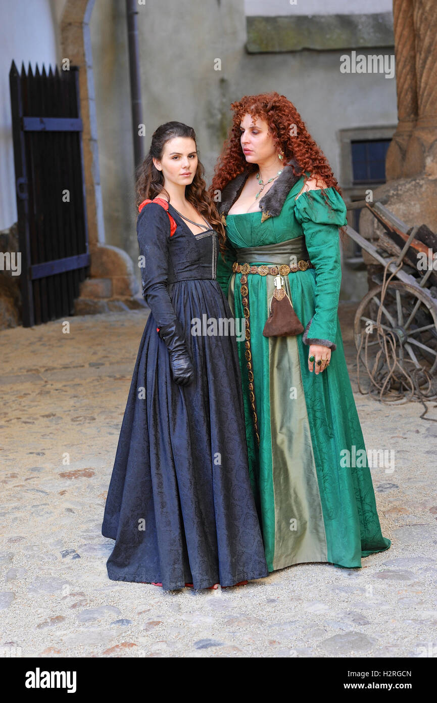 Jindrichuv Hradec, Czech Republic. 29th Sep, 2016. Actress Ruby O'Fee (l, as Veva) and Elena Uhlig (as Walpurga von Gigging) pictured during filming of the SAT.1 historical drama 'Die Ketzerbraut' (lit. The Heretic Bride) at the castle in Jindrichuv Hradec, Czech Republic, 29 September 2016. Sat.1 is making a TV film version of the novel of the same name by I. Lorentz, which is due to be broadcast in 2017. PHOTO: URSULA DUEREN/DPA/Alamy Live News Stock Photo