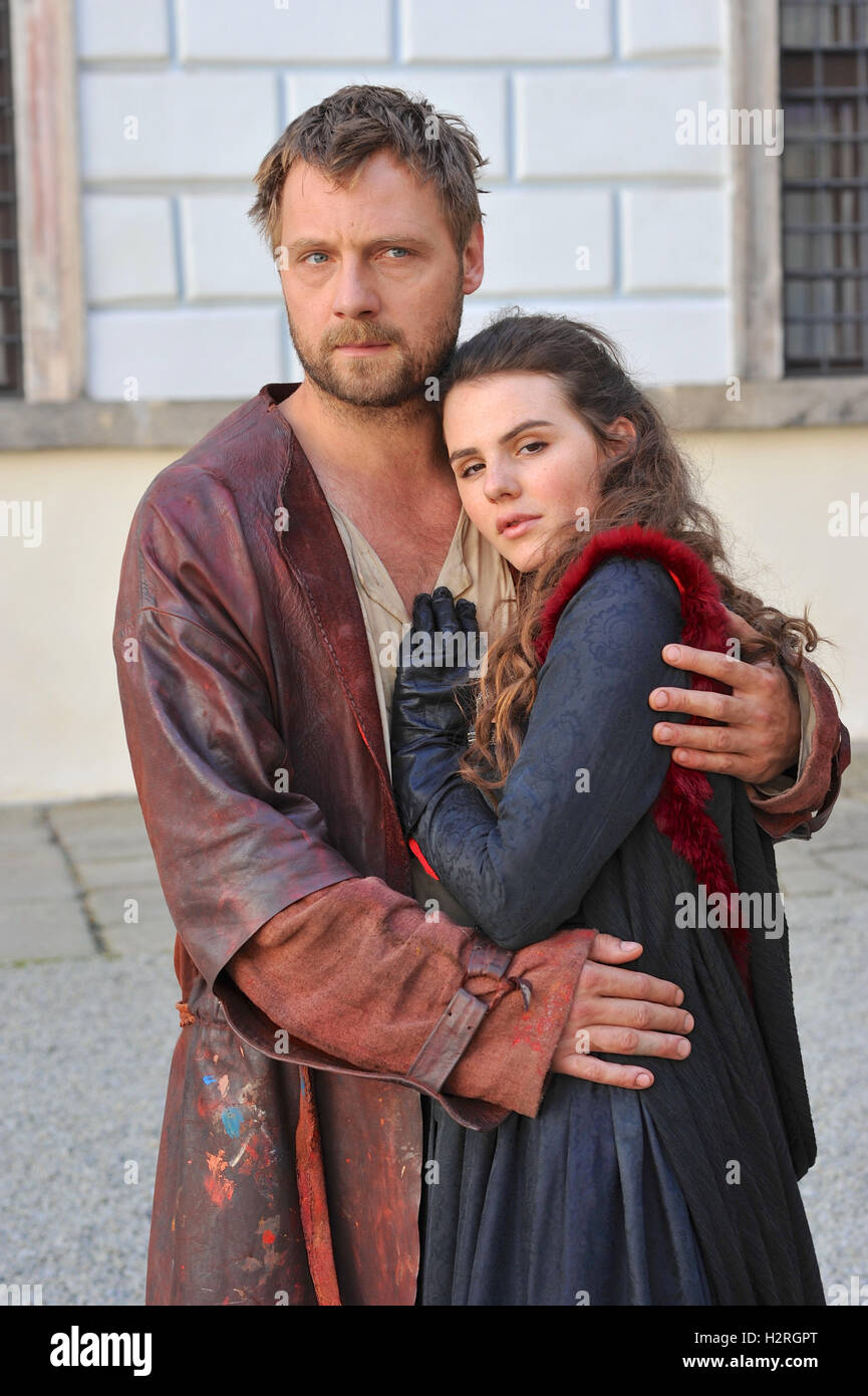 Jindrichuv Hradec, Czech Republic. 29th Sep, 2016. Actors Ruby O'Fee (as Veva) and Christoph Letkowski (as Ernst Rickinger) pictured during filming of the SAT.1 historical drama 'Die Ketzerbraut' (lit. The Heretic Bride) at the castle in Jindrichuv Hradec, Czech Republic, 29 September 2016. Sat.1 is making a TV film version of the novel of the same name by I. Lorentz, which is due to be broadcast in 2017. PHOTO: URSULA DUEREN/DPA/Alamy Live News Stock Photo