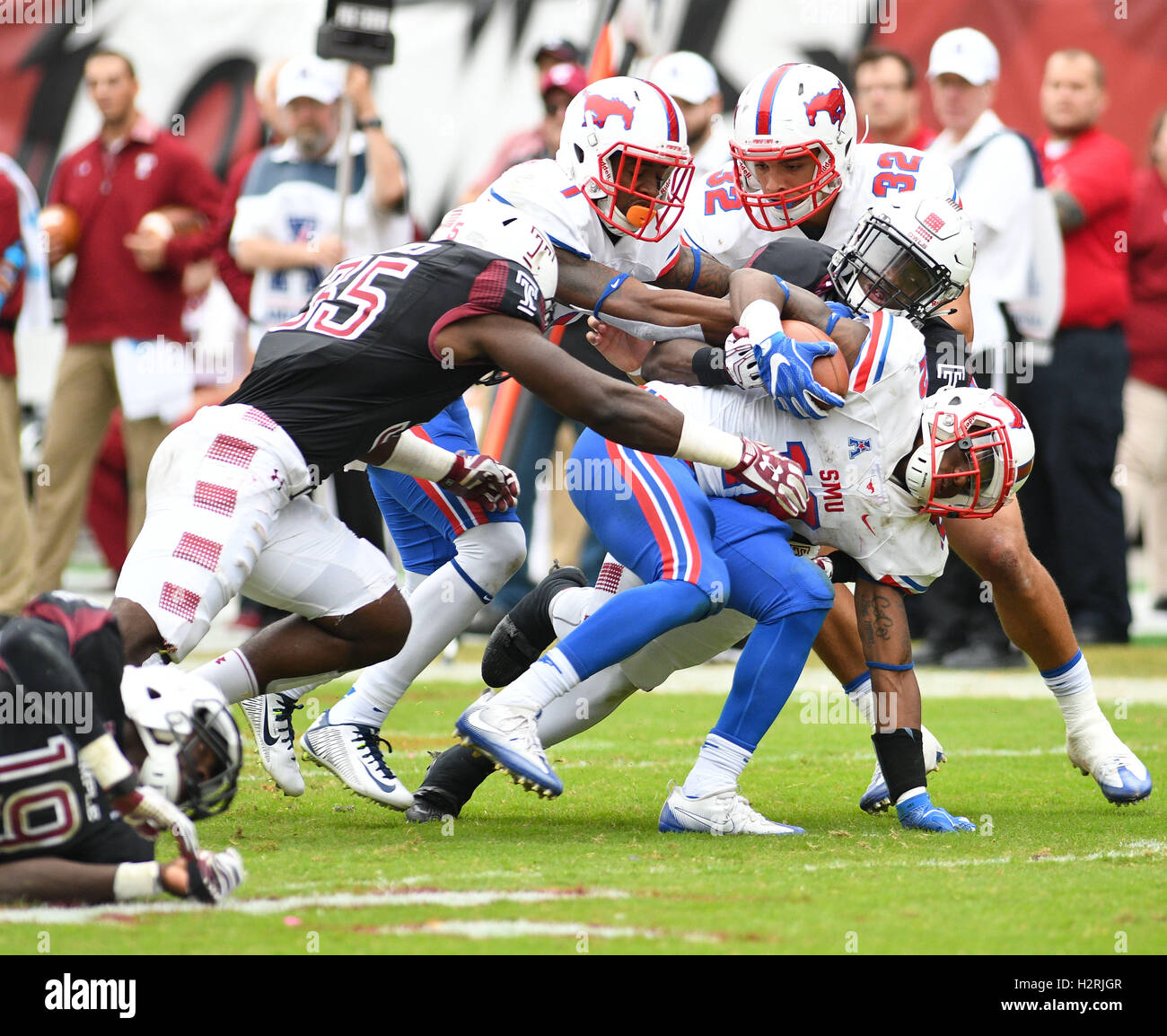 Philadelphia, Pennsylvania, USA. 1st Oct, 2016. Temple and SMU in action during the football game played at Lincoln Financial Field in Philadelphia Credit:  Ricky Fitchett/ZUMA Wire/Alamy Live News Stock Photo
