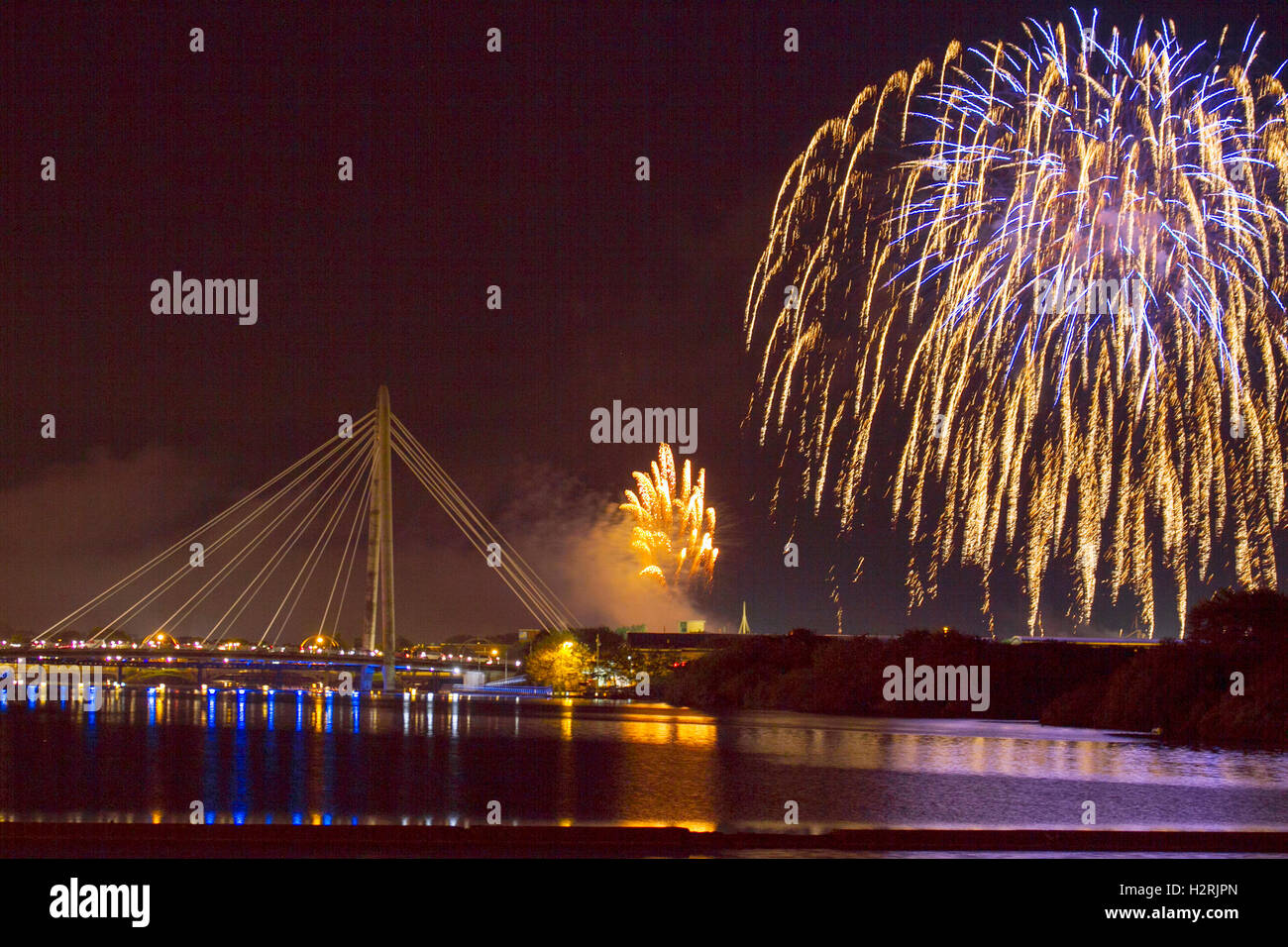 Southport, Merseyside, UK. Southport, Merseyside. 01st October 2016. Southport Musical Firework Championships kicked off tonight with an explosive start! The event has become the most supported event in the firework calendar and a show not to be missed. The night combines fireworks with music as the explosions are choreographed and dance in the sky in time with specially selected songs. It really is a sight to be seen. Credit: Cernan Elias/Alamy Live News Stock Photo