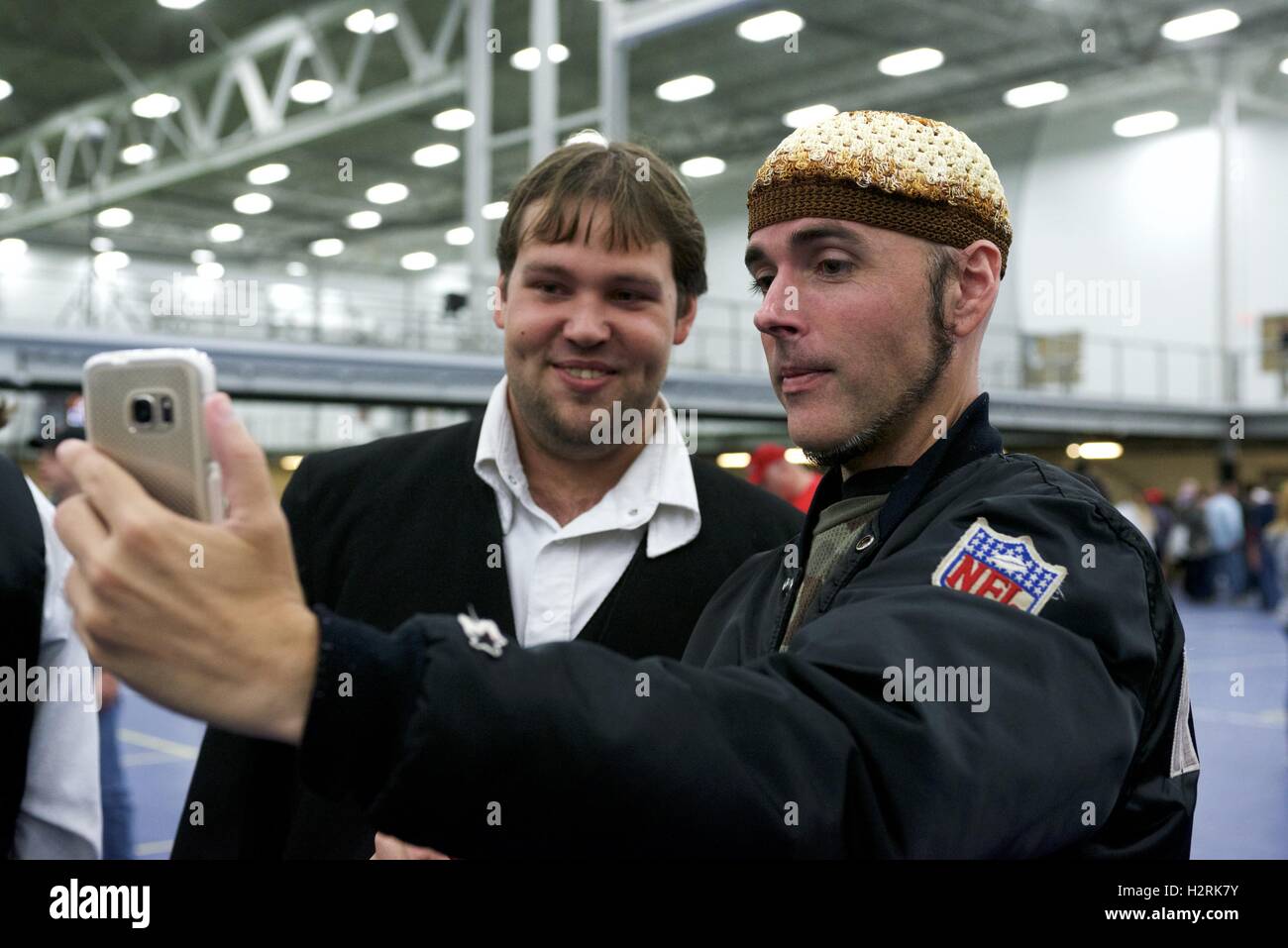 Manheim, PA, USA. 1st Oct, 2016. JONATHAN-LEE RICHES, of Philadelphia, PA,  says he is a Muslim supporting Trump, greets moderate Amish AARON LAPP, of  Effort, PA at an October 1, 2016 rally