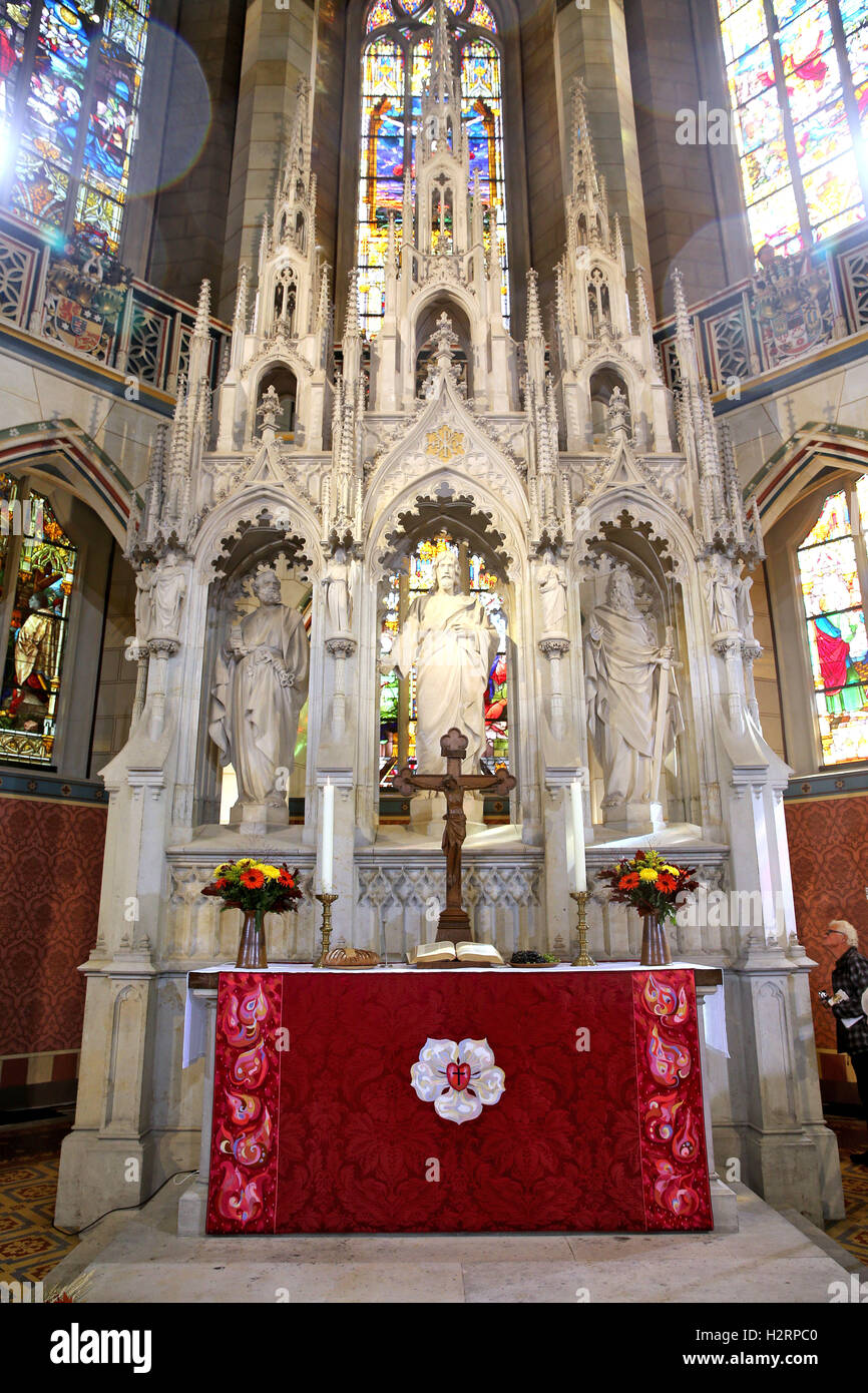 Wittenberg, Germany. 2nd Oct, 2016. A red altar hanging from Queen