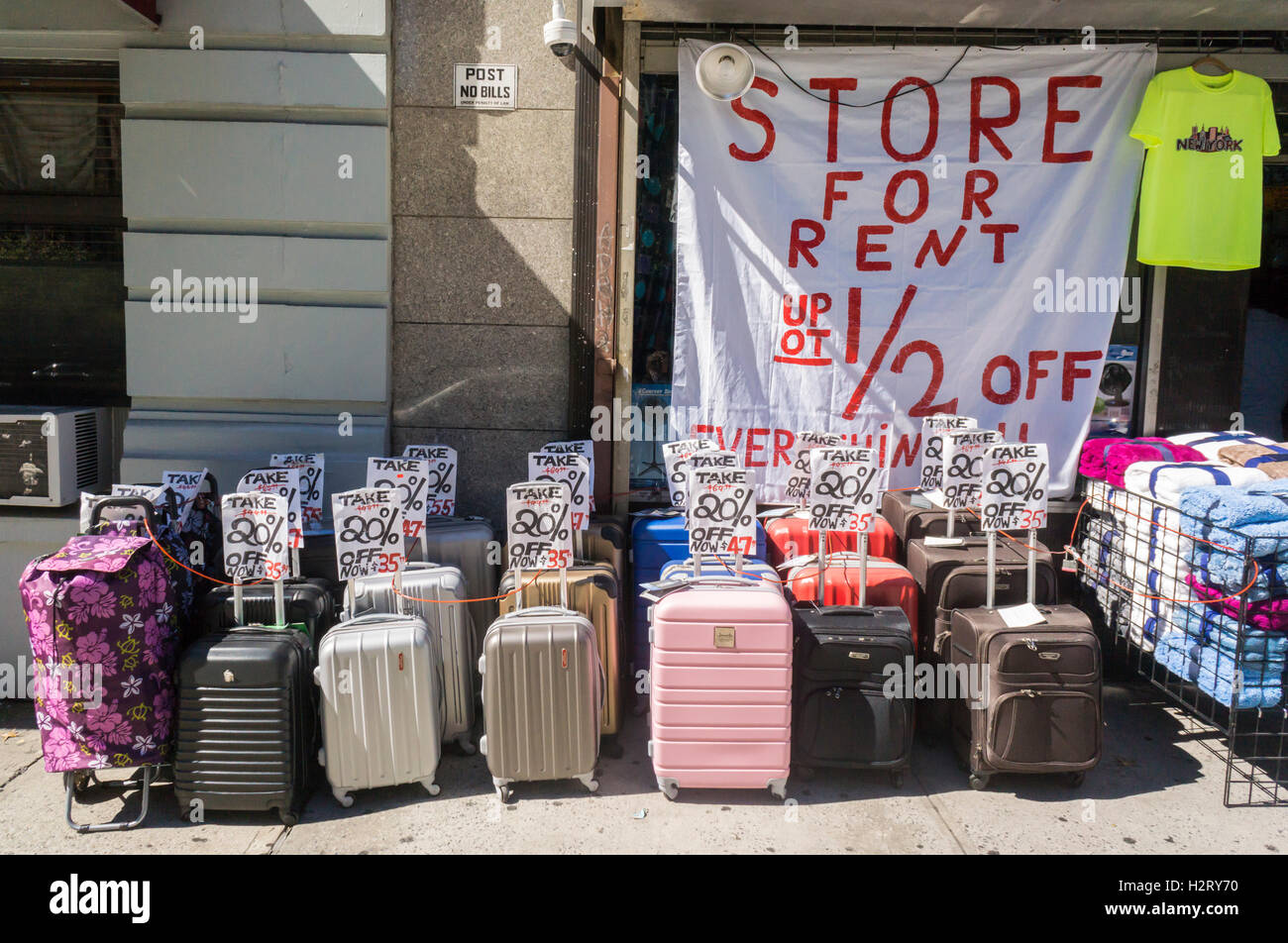Luggage retailer hi-res stock photography and images - Alamy