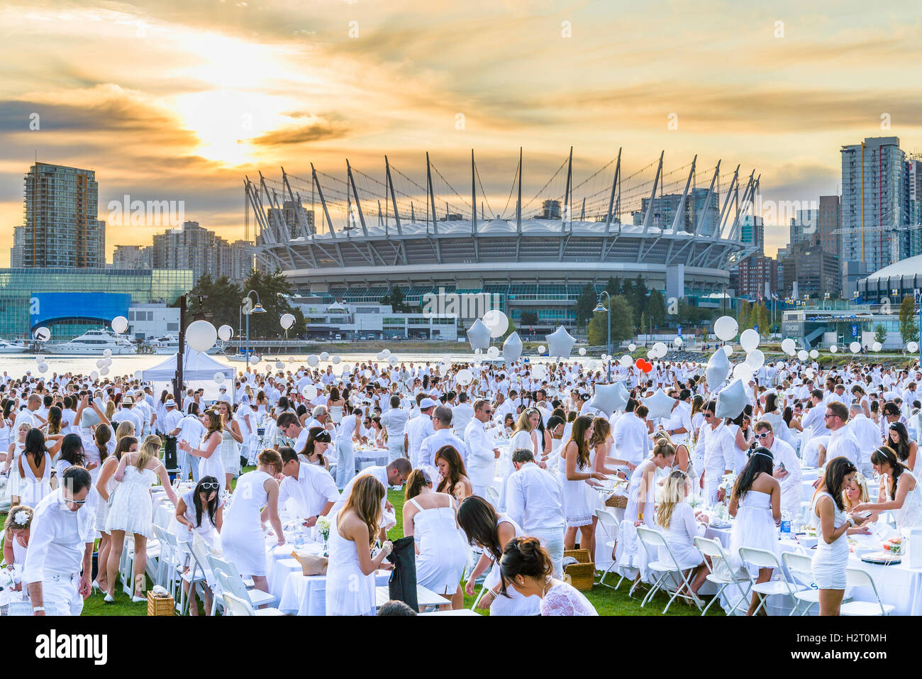 Diner en blanc Vancouver Stock Photo Alamy