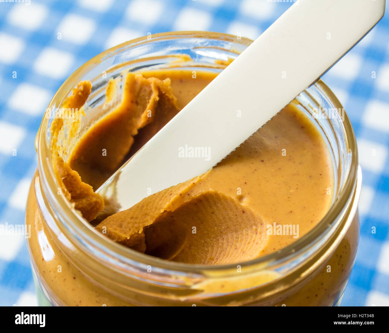 smooth peanut butter on a knife Stock Photo - Alamy