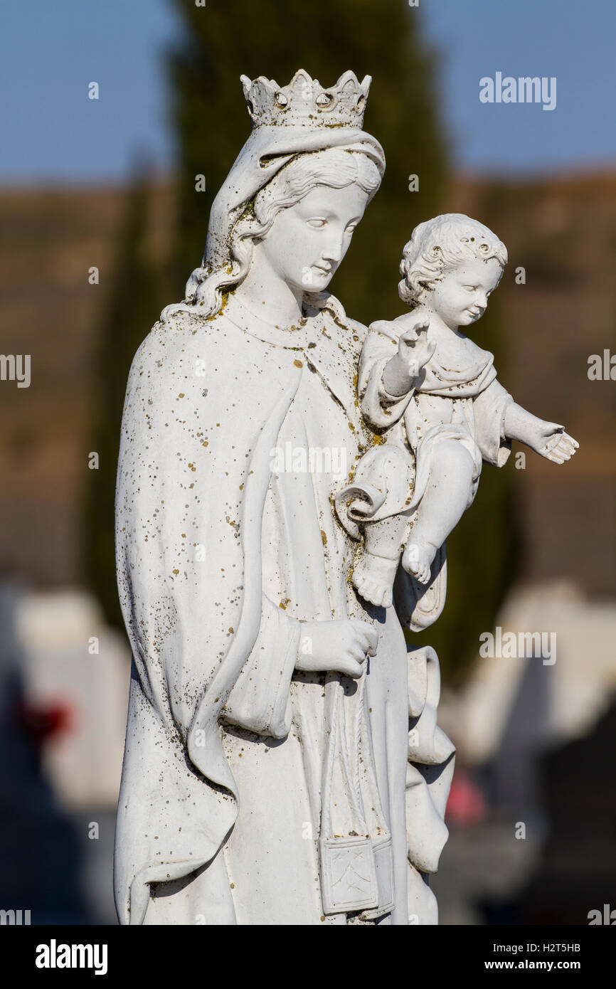 Sculpture Of The Virgin Mary In A Cemetery H2T5HB 