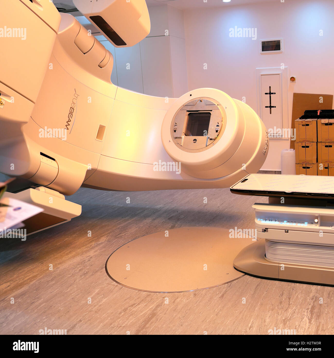 Radiology equipment at Guys Hospital Cancer Centre in Southwark, South London, England, UK  KATHY DEWITT Stock Photo