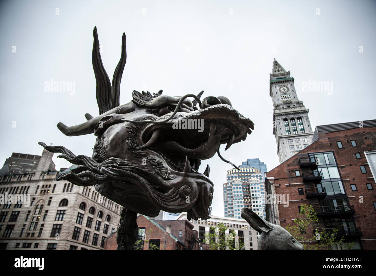 Chinese dragon fountain hi-res stock photography and images - Alamy