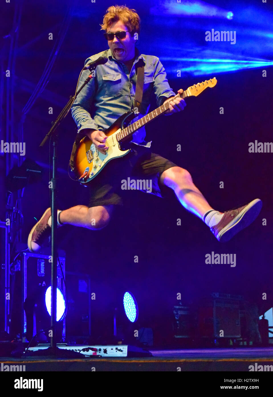 James busted performing hi-res stock photography and images - Alamy