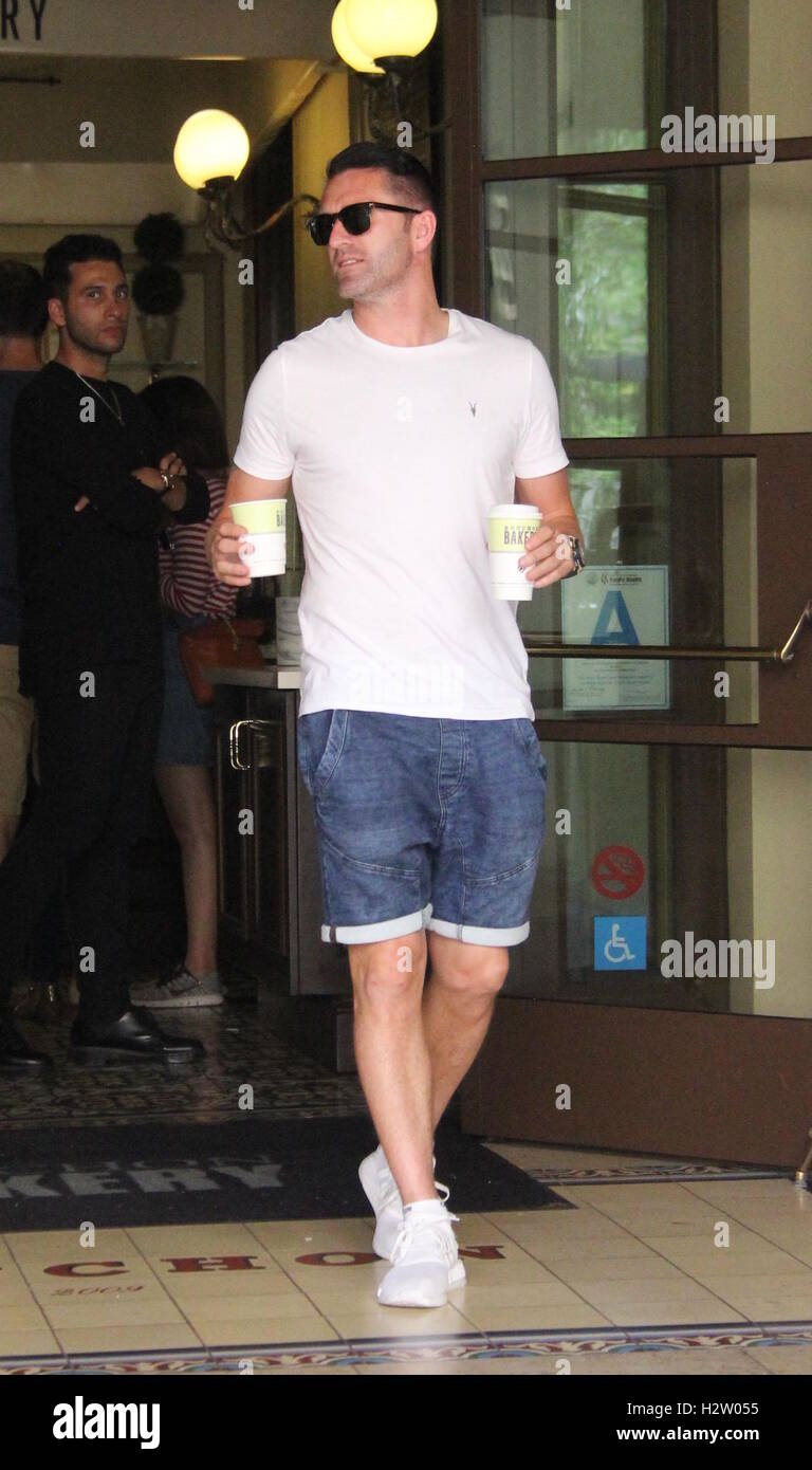 premie Nu al banner Robbie Keane grabs coffee in a white t-shirt and jean shorts Featuring:  Robbie Keane Where: Beverly Hills, California, United States When: 22 Jul  2016 Stock Photo - Alamy