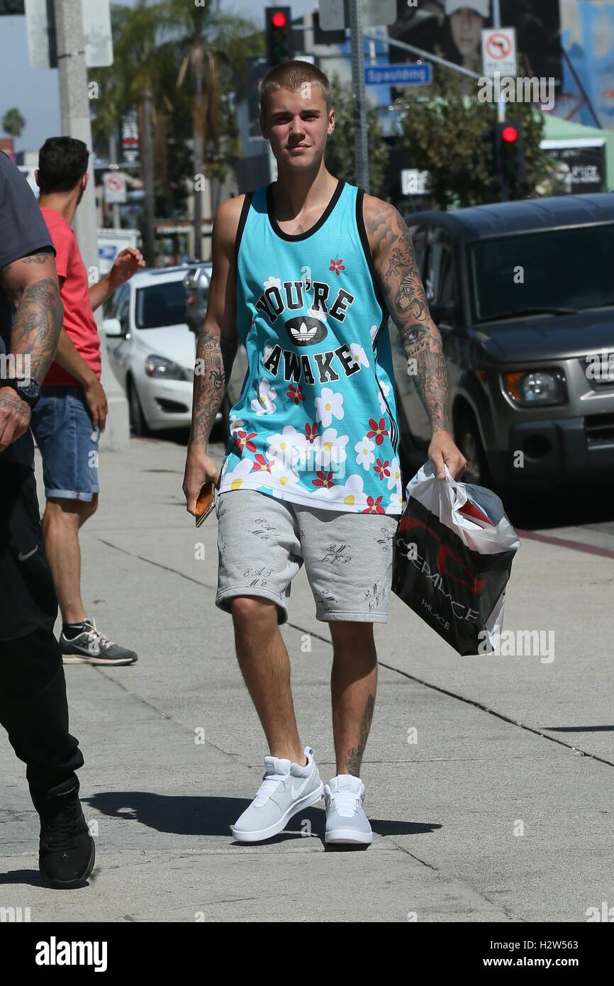 Justin Bieber buying sneakers from Shoe Palace on Melrose Avenue Featuring: Justin  Bieber Where: Los Angeles, California, United States When: 26 Jul 2016  Stock Photo - Alamy