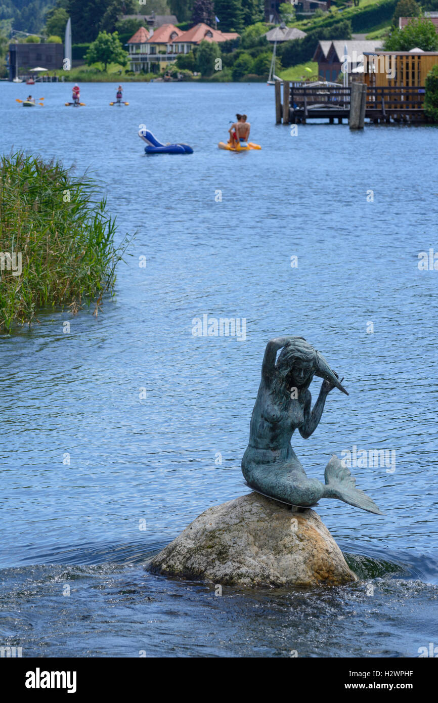 Seeboden am Millstätter See: exit stream Seebach of Millstätter See (Lake Millstatt), statue of mermaid, bathers, , Kärnten, Car Stock Photo