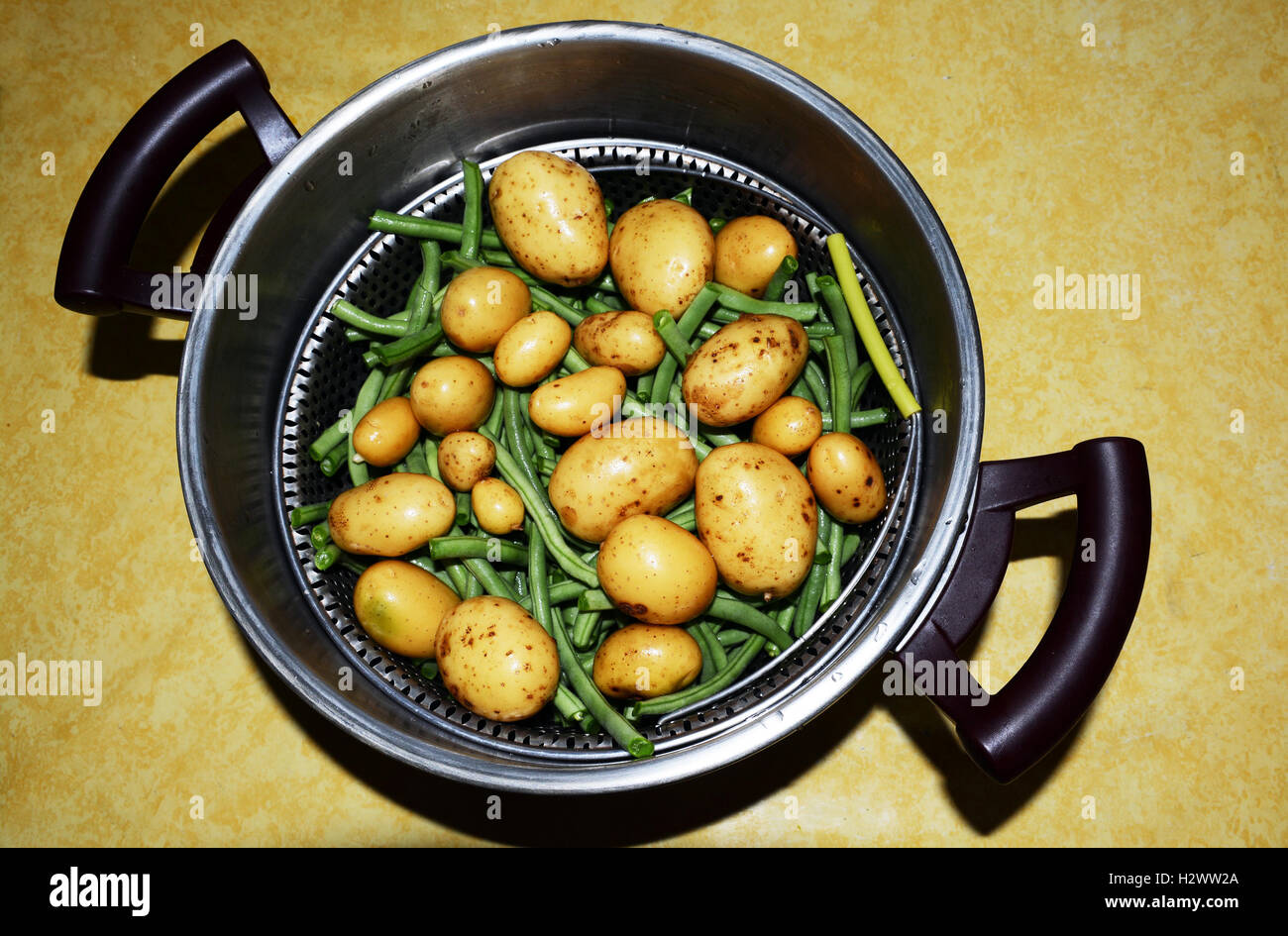 Pressure cooker hires stock photography and images Alamy