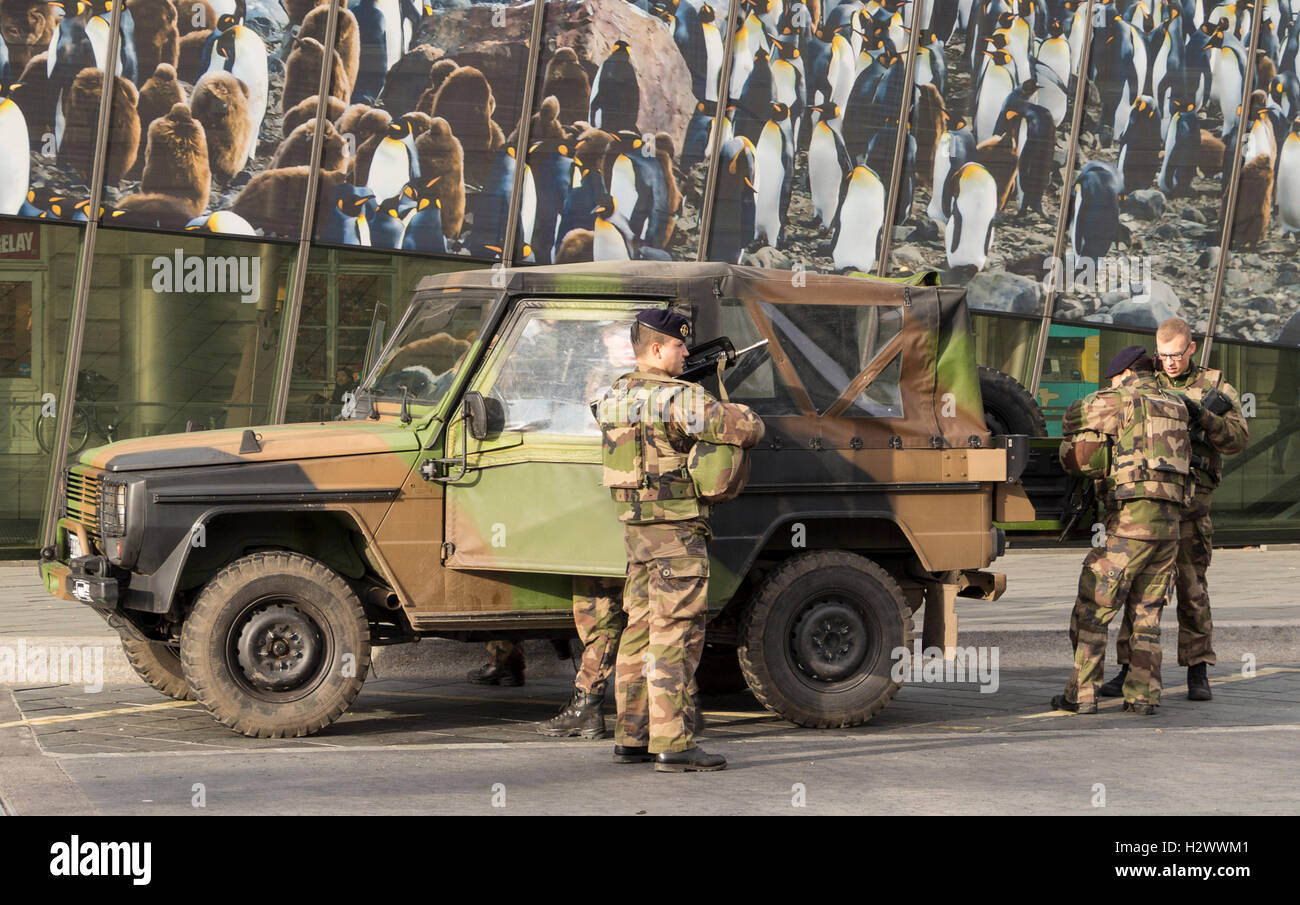 Militaries hi-res stock photography and images - Alamy