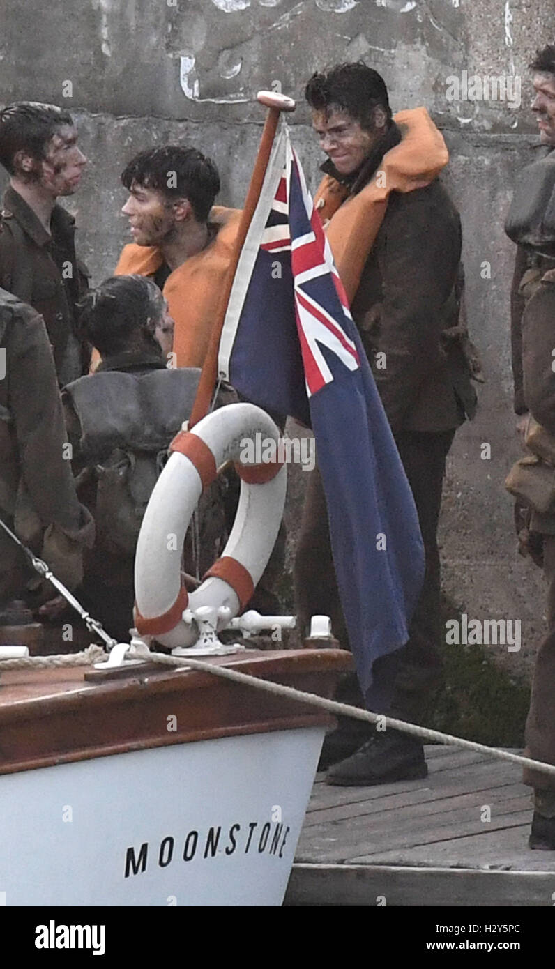 Harry Styles films 'Dunkirk' with hundreds of extras in scenes of ...