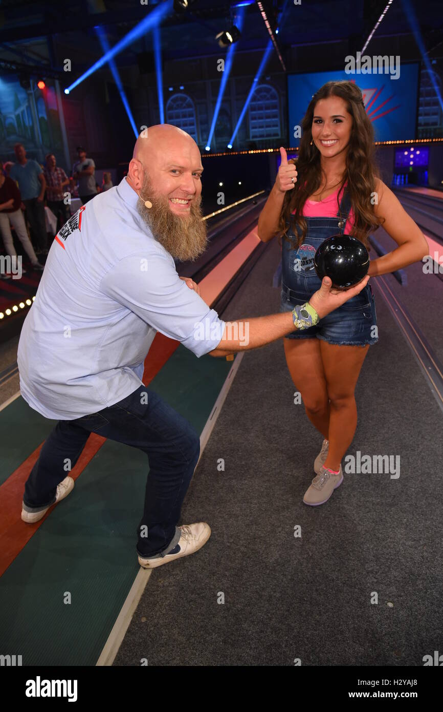 German Rtl2 Live Tv Show Der Grosse Rtl2 Promi Kegelabend At