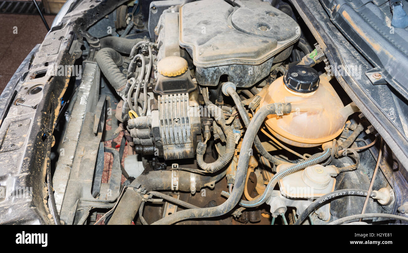 Mechanic fixing hi-res stock photography and images - Alamy