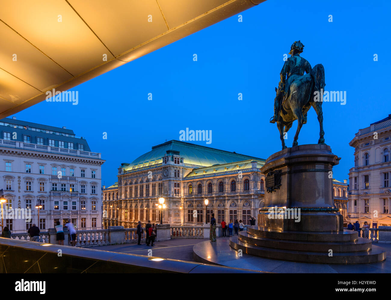 Wien, Vienna: Staatsoper (State Opera), equestrian statue of Archduke Albrecht and Soravia Wing of Albertina, 01., Wien, Austria Stock Photo