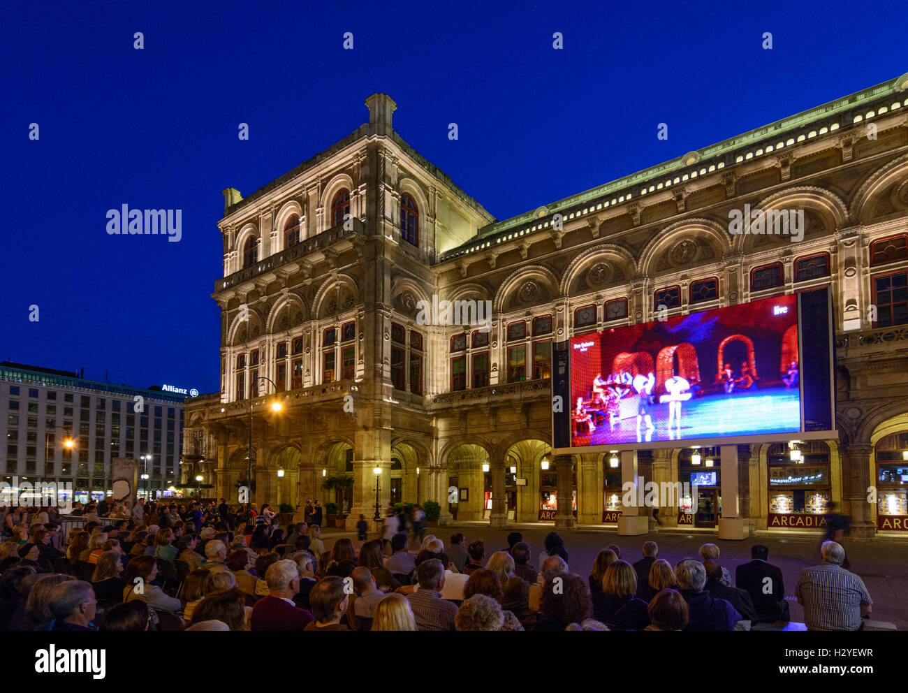 Wien, Vienna: Staatsoper , people look at the transfer of the current performance of the opera on a large screen in front of the Stock Photo