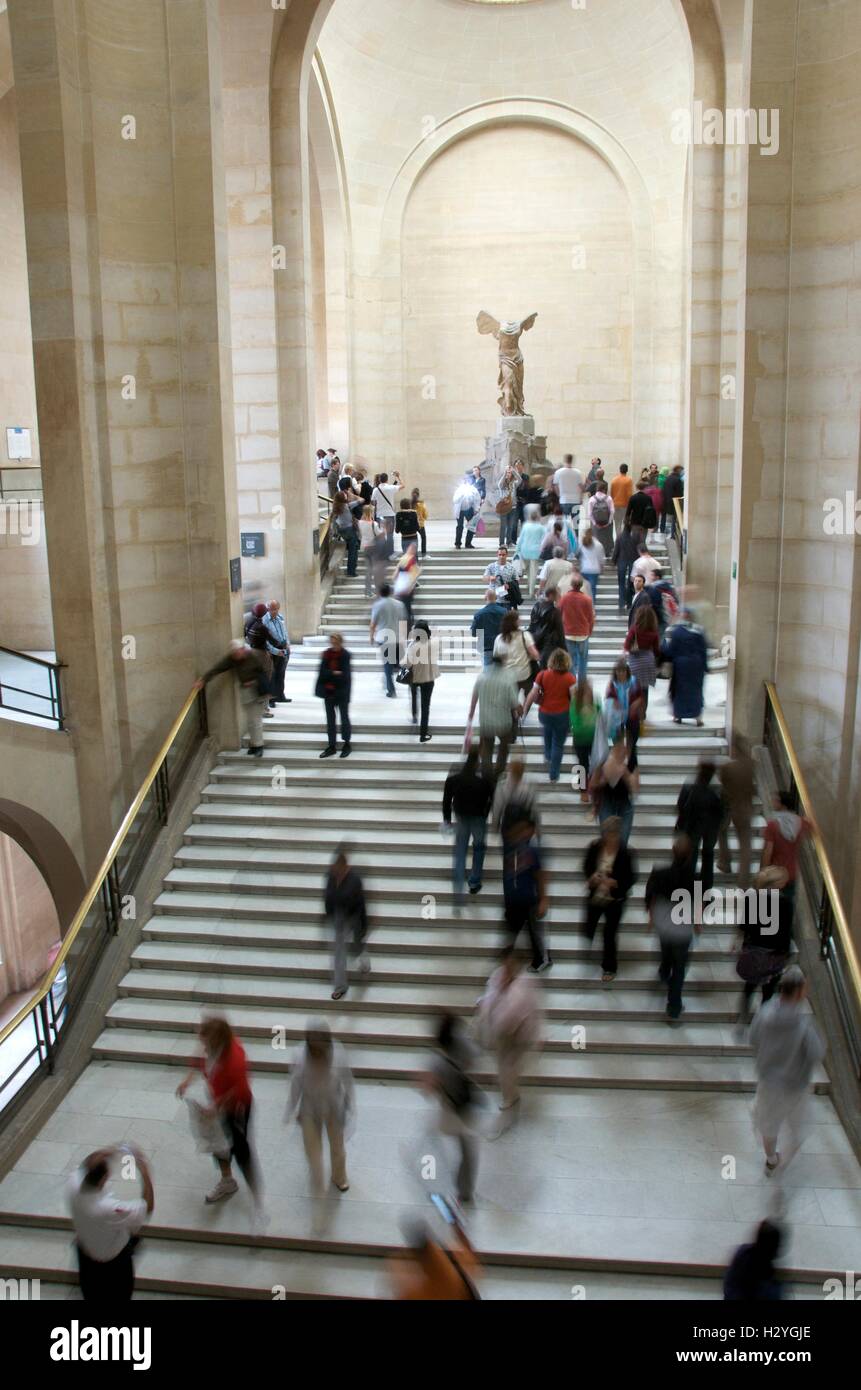 nike of samothrace louvre