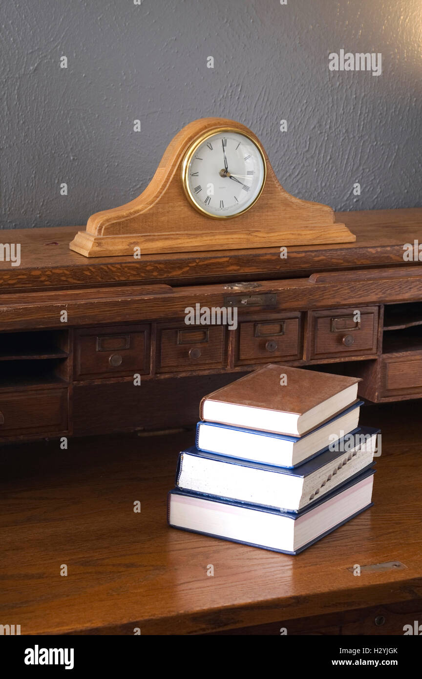 Antique mantle clock hi-res stock photography and images - Alamy