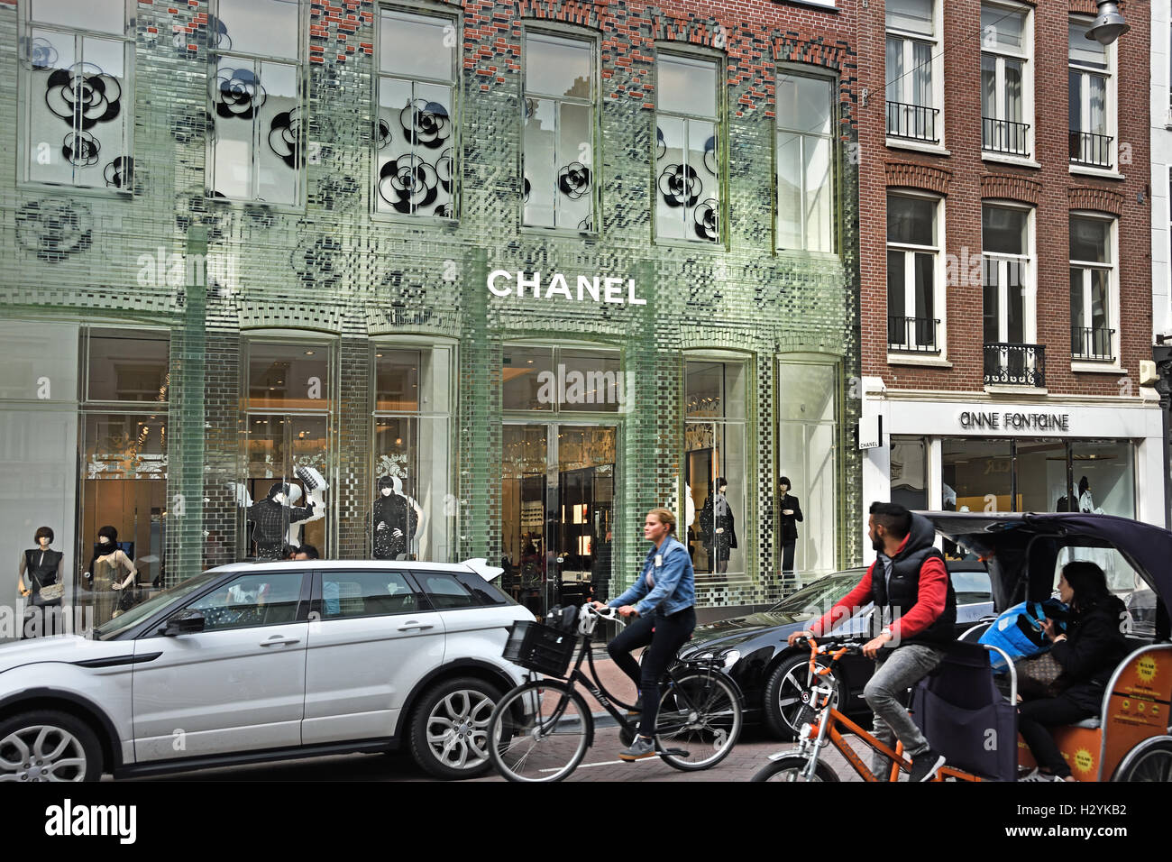 Chanel It is a striking building at the PC Hooftstraat; The facade is in  fact entirely of glass. The flagship store, which carries the name 