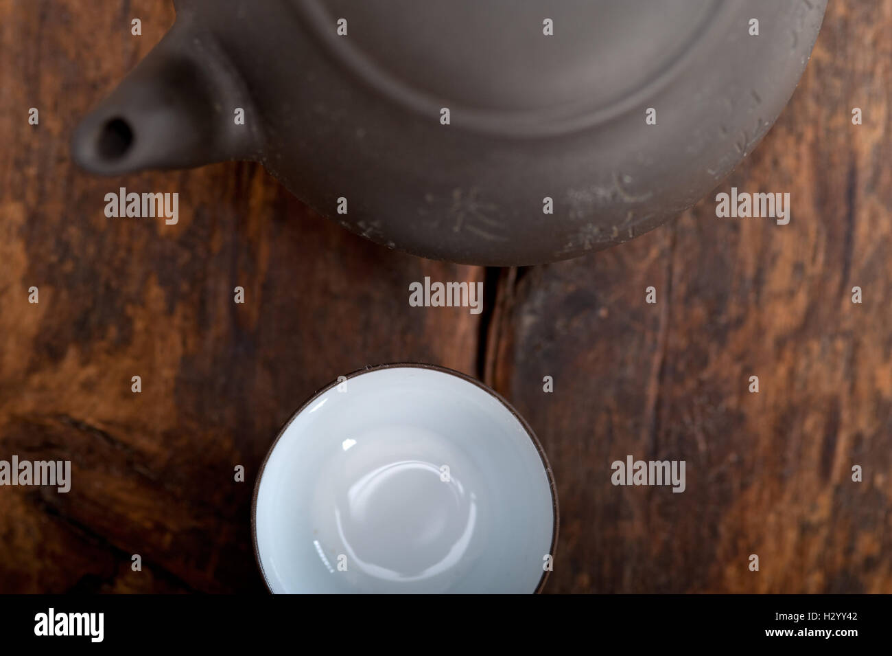 Ancient chinese porcelain pot hi-res stock photography and images - Alamy