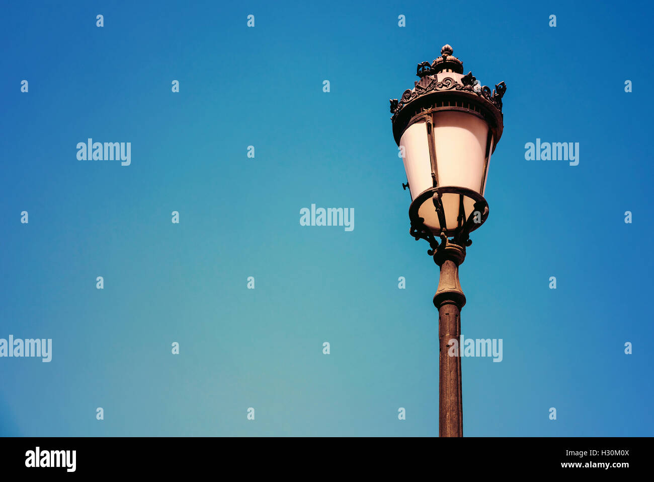 Vintage street lamp hi-res stock photography and images - Alamy