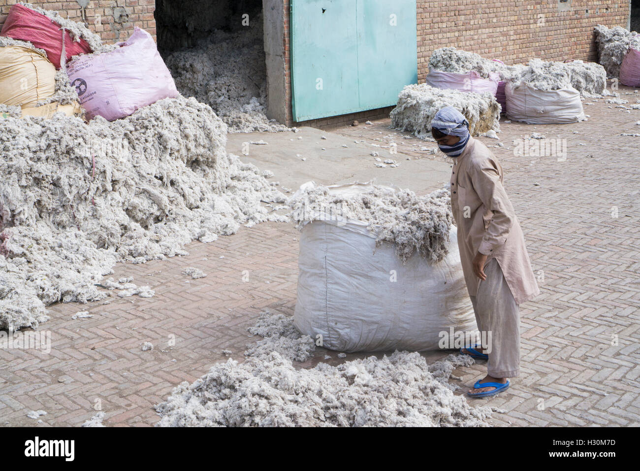 Cotton mill worker Multan Pakistan Stock Photo