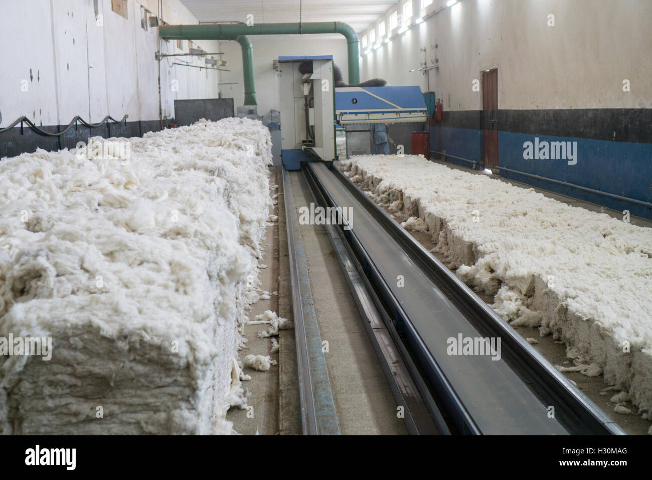 Machines inside cotton mill textile factory Multan Pakistan Stock Photo