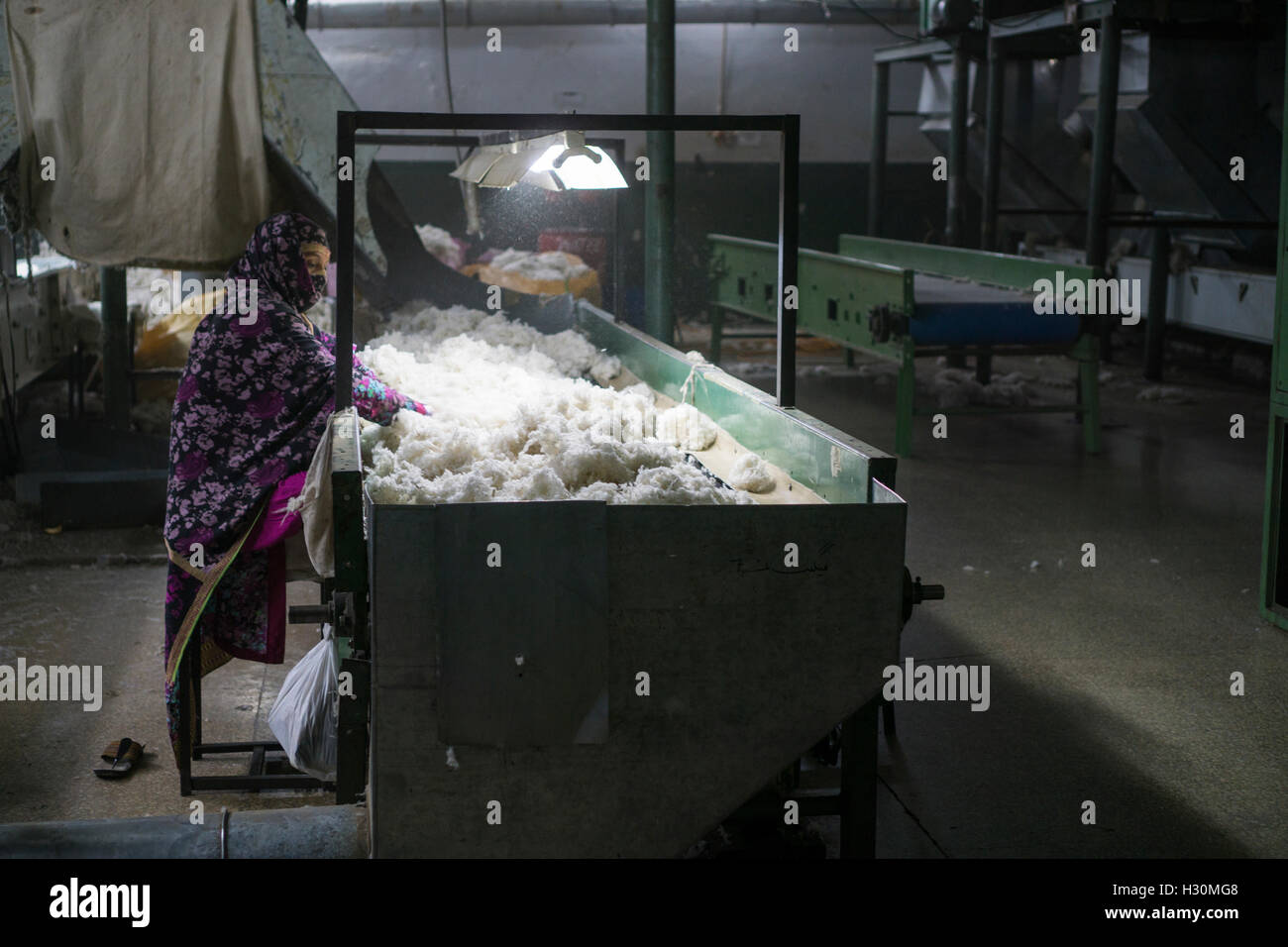 Women working inside cotton mill Multan Pakistan Stock Photo