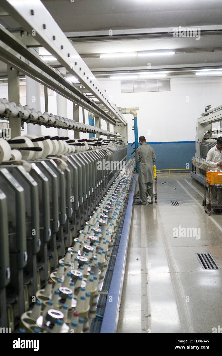 Cotton mill workers Multan Pakistan Stock Photo