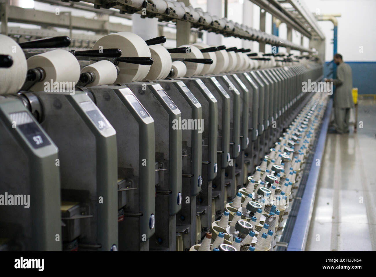 Cotton mill workers Multan Pakistan Stock Photo