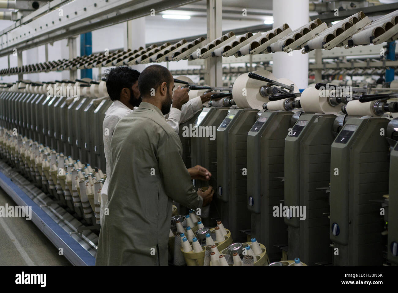 Cotton mill workers Multan Pakistan Stock Photo